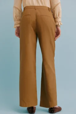 Paula. Pantalón con pliegues