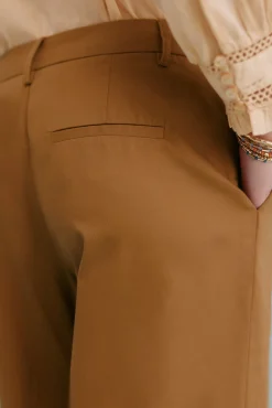 Paula. Pantalón con pliegues