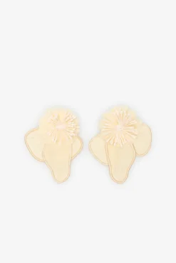 Pendientes de flor en tejido