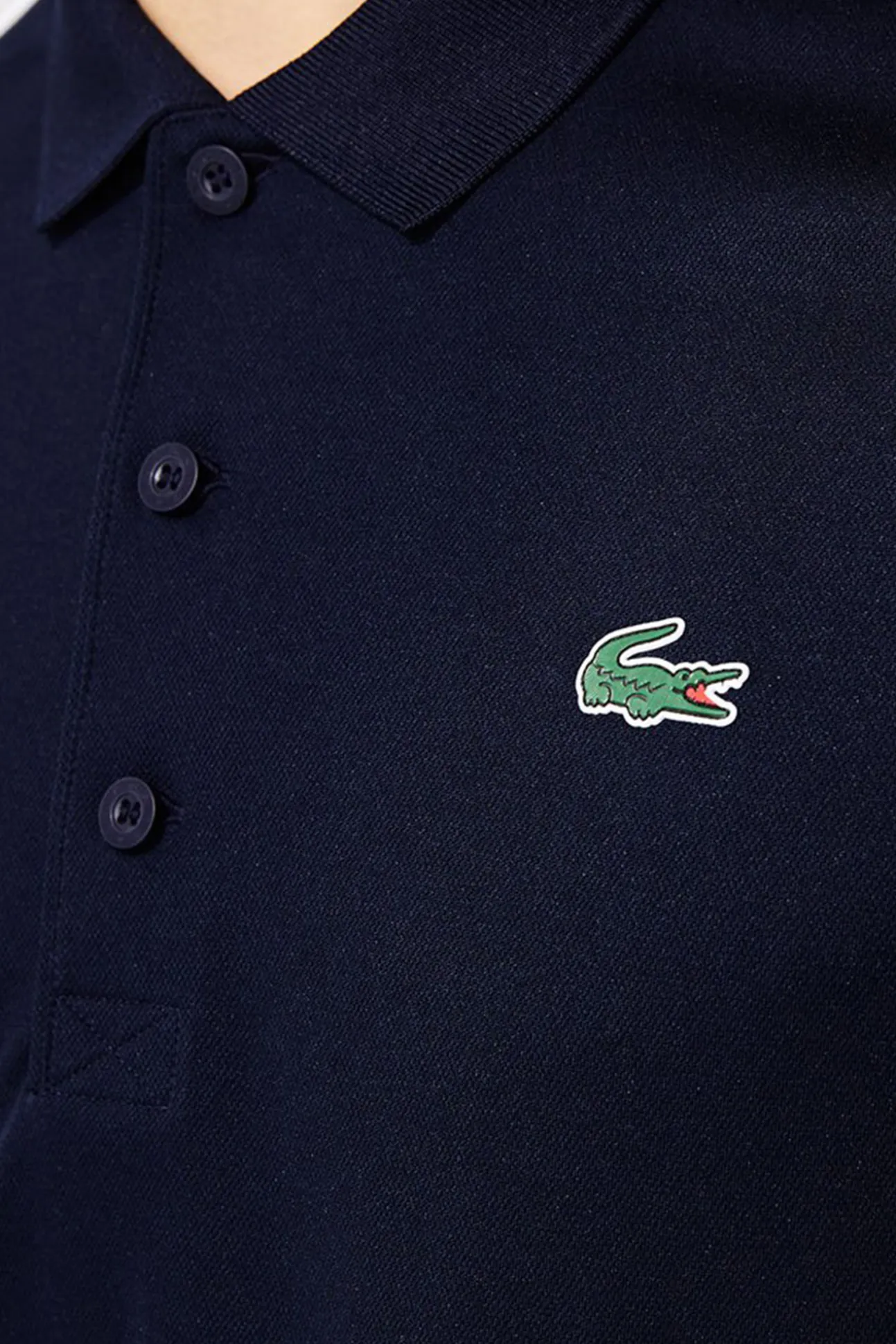 Polo con ribetes en contraste en los hombros y los extremos de las mangas