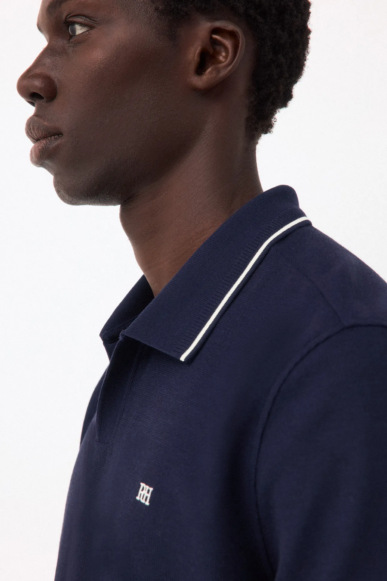 Polo estructura cuello abierto