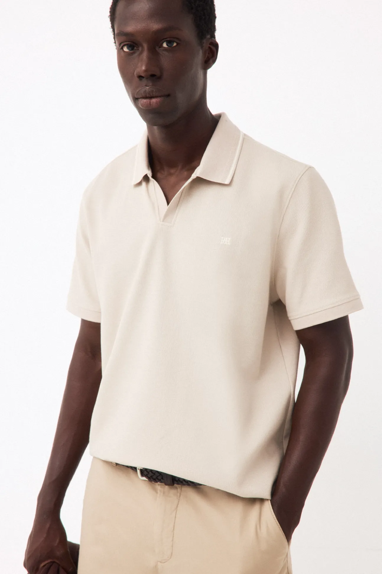 Polo estructura cuello abierto