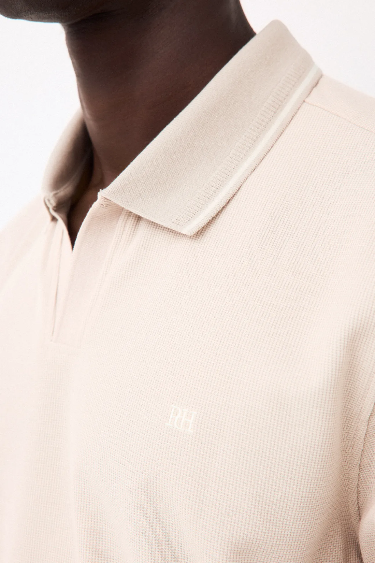 Polo estructura cuello abierto