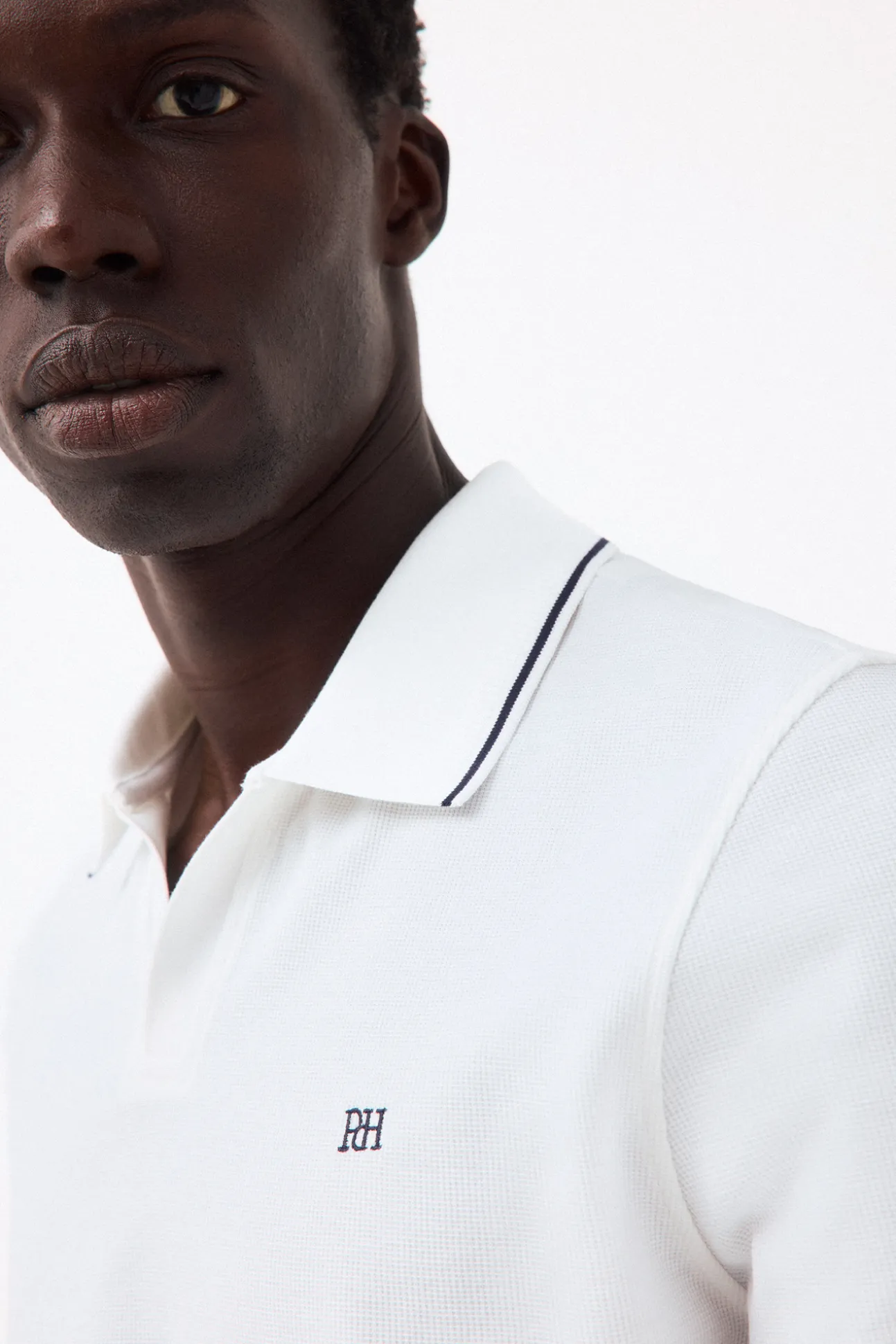 Polo estructura cuello abierto