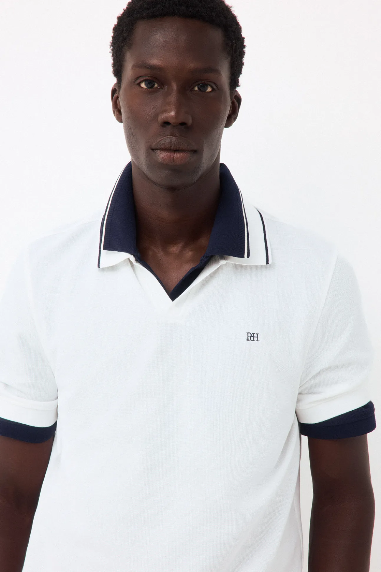 Polo estructura cuello abierto