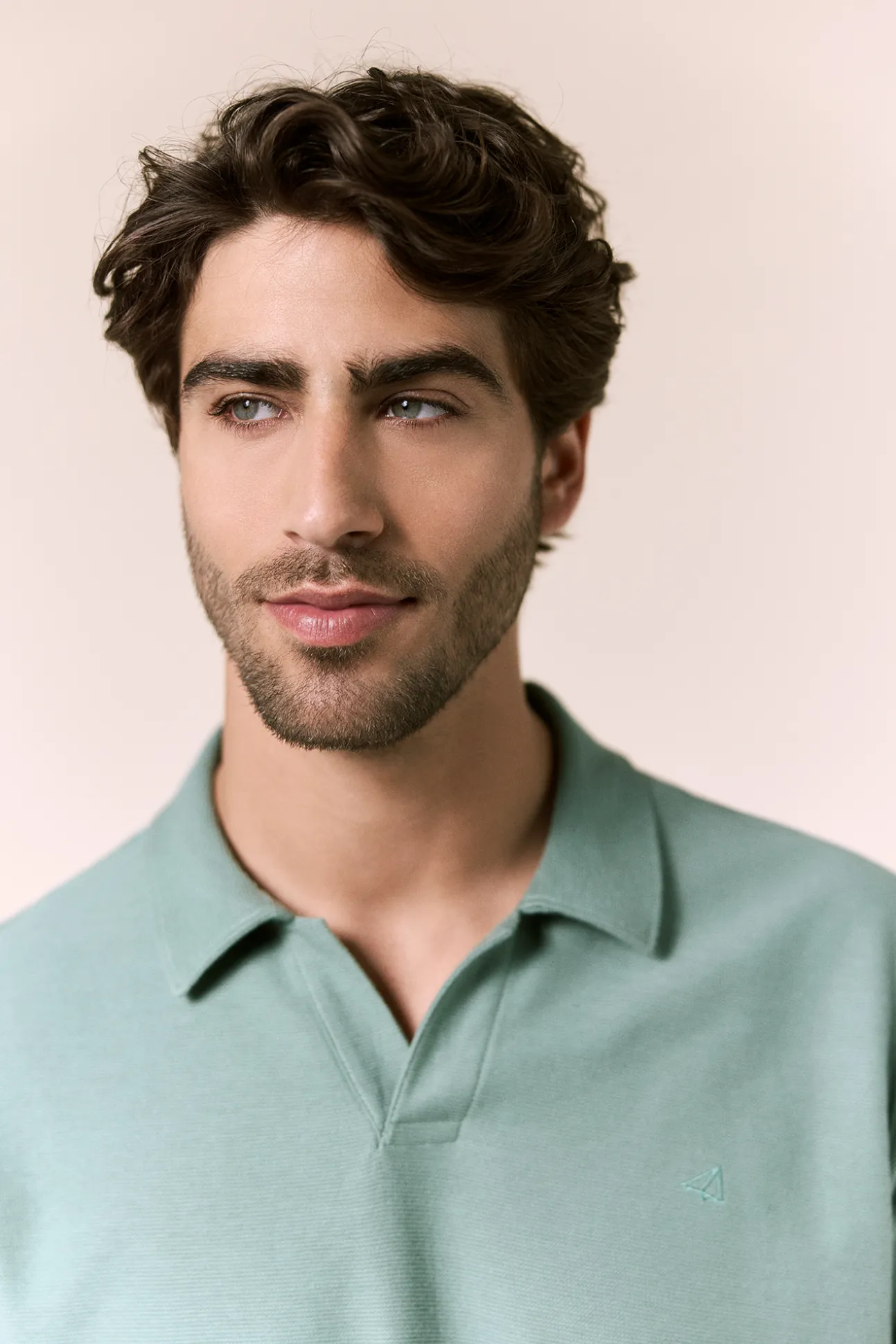 Polo piqué cuello en V