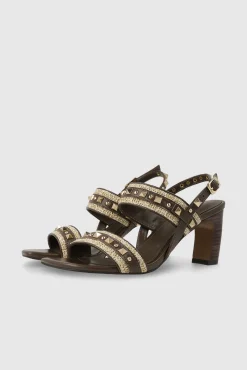 Sandalias en piel y tachas