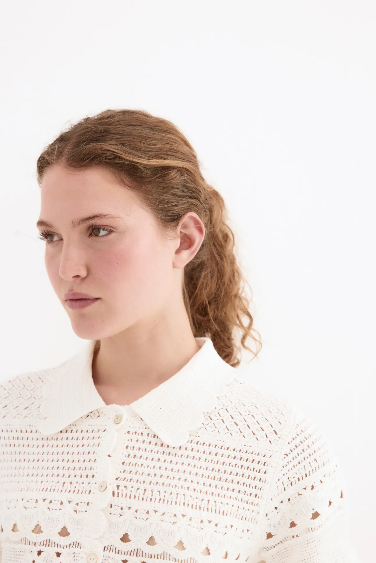 Top de punto efecto crochet cuello polo