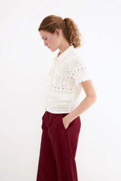Top de punto efecto crochet cuello polo
