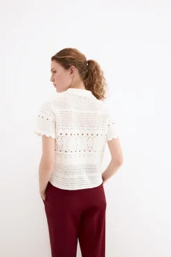 Top de punto efecto crochet cuello polo
