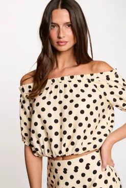 Top fluido con cuello bardot