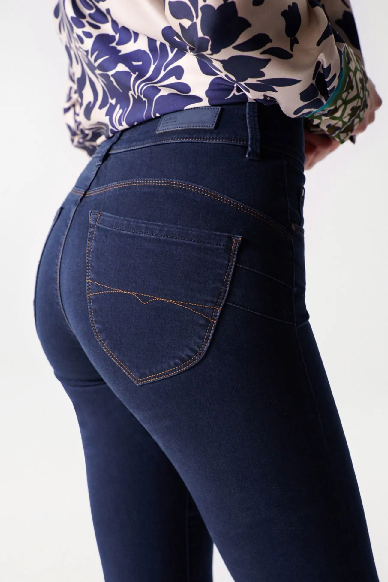Vaqueros secret push in de corte bootcut