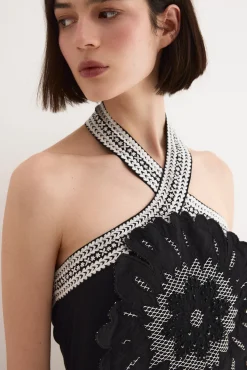 Vestido bordado con flor