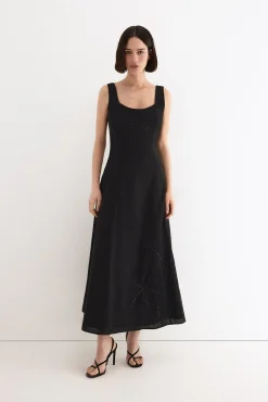 Vestido con bordados florales