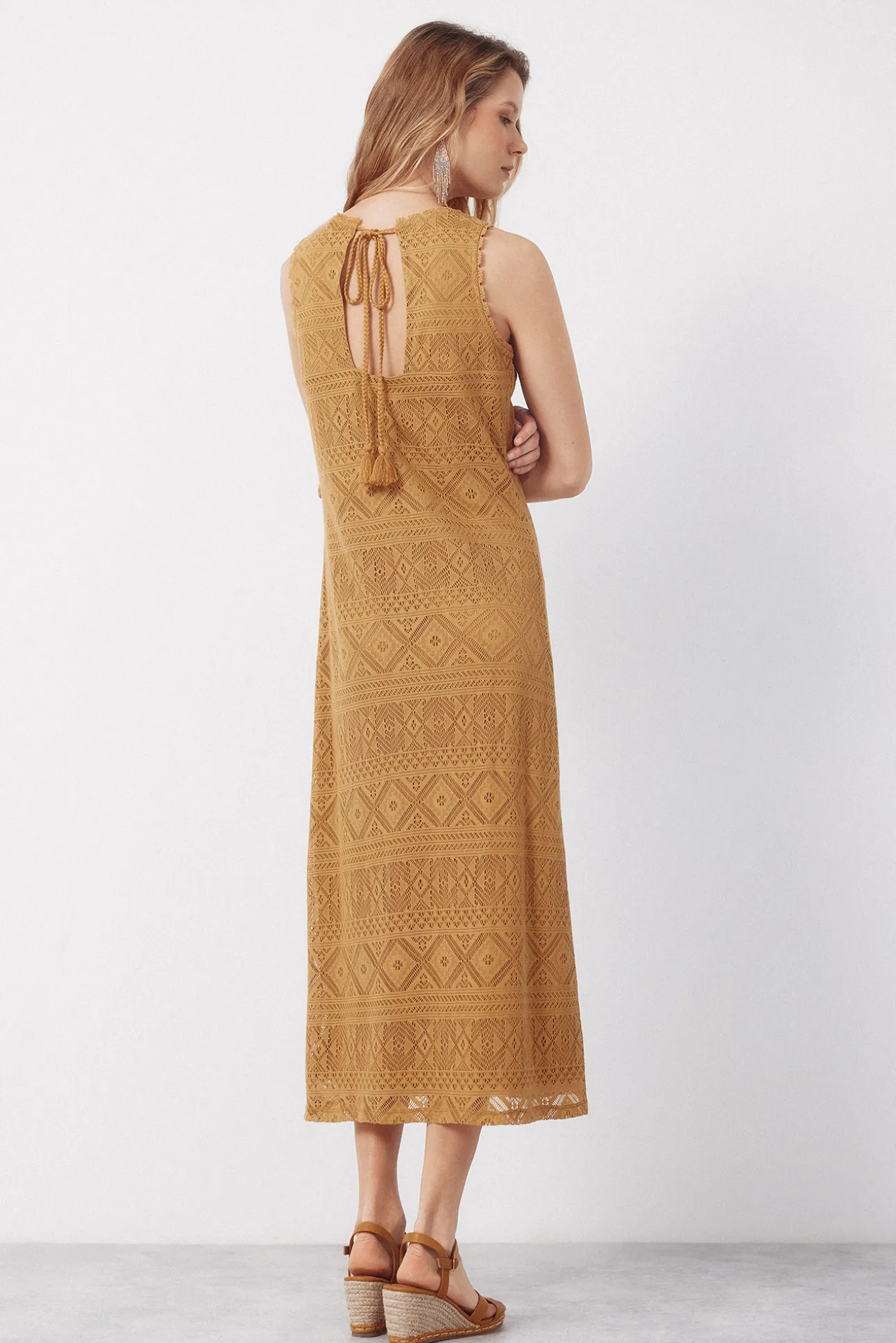 Vestido crochet mostaza