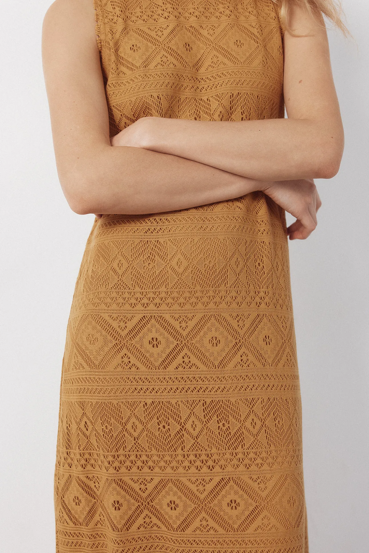 Vestido crochet mostaza