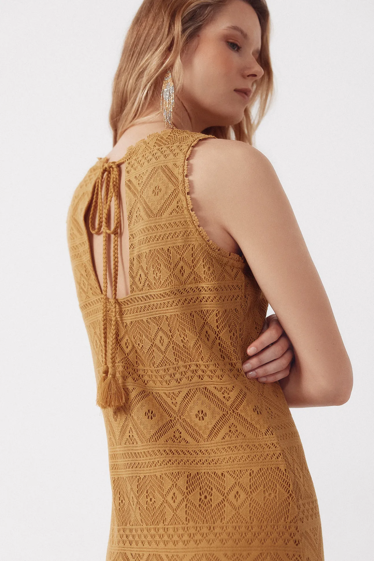 Vestido crochet mostaza