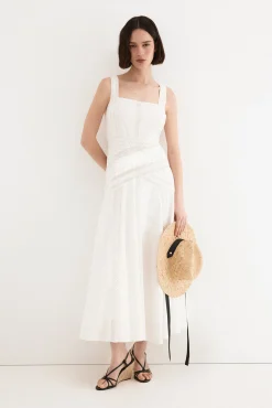 Vestido de cintas bordadas