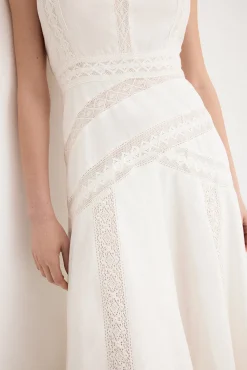 Vestido de cintas bordadas