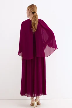 Vestido palabra de honor con detalle de capa