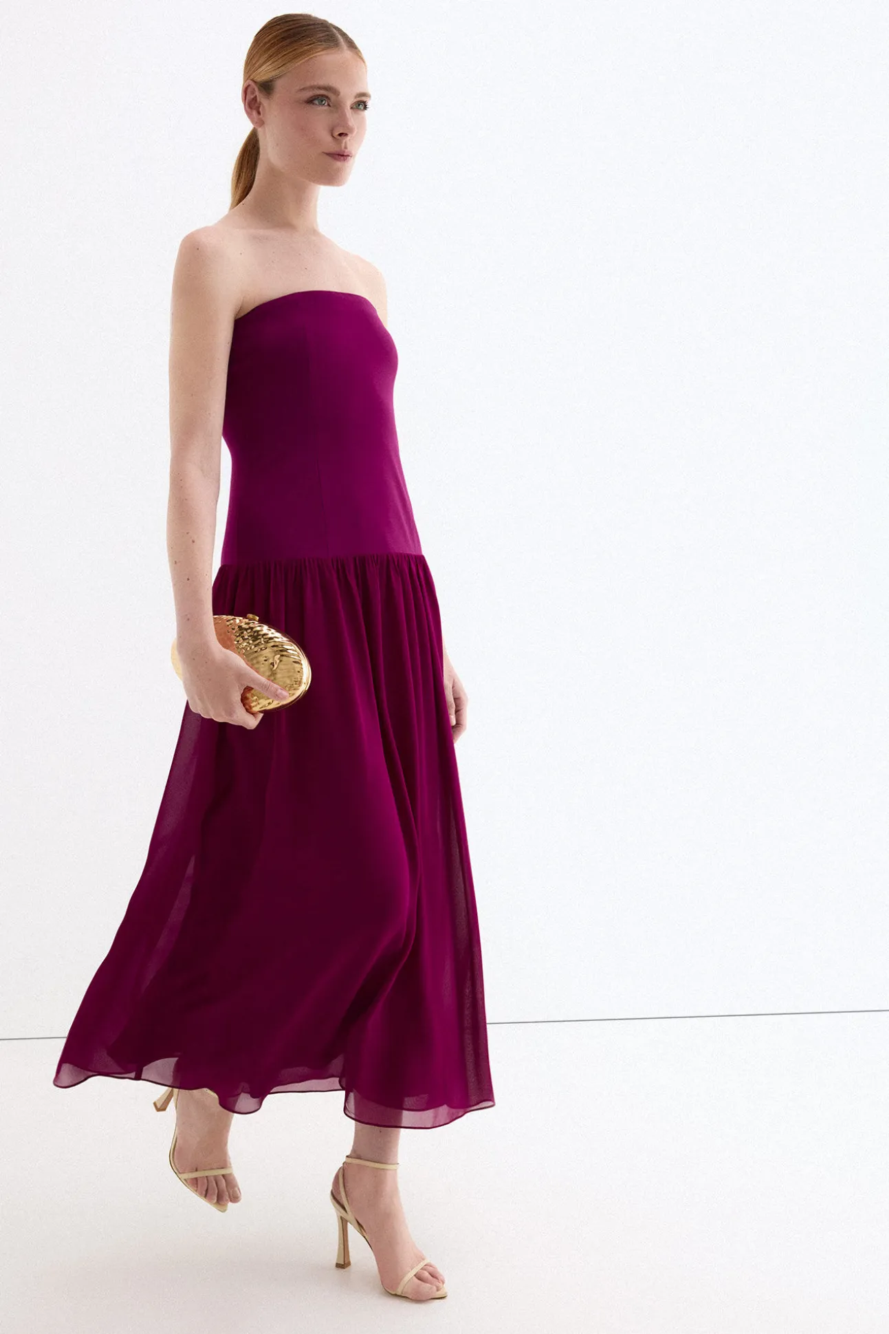 Vestido palabra de honor con detalle de capa