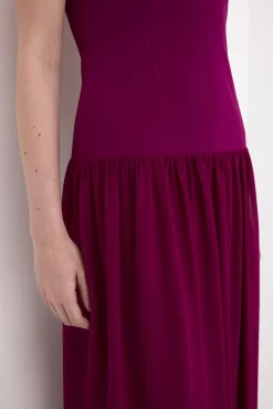 Vestido palabra de honor con detalle de capa