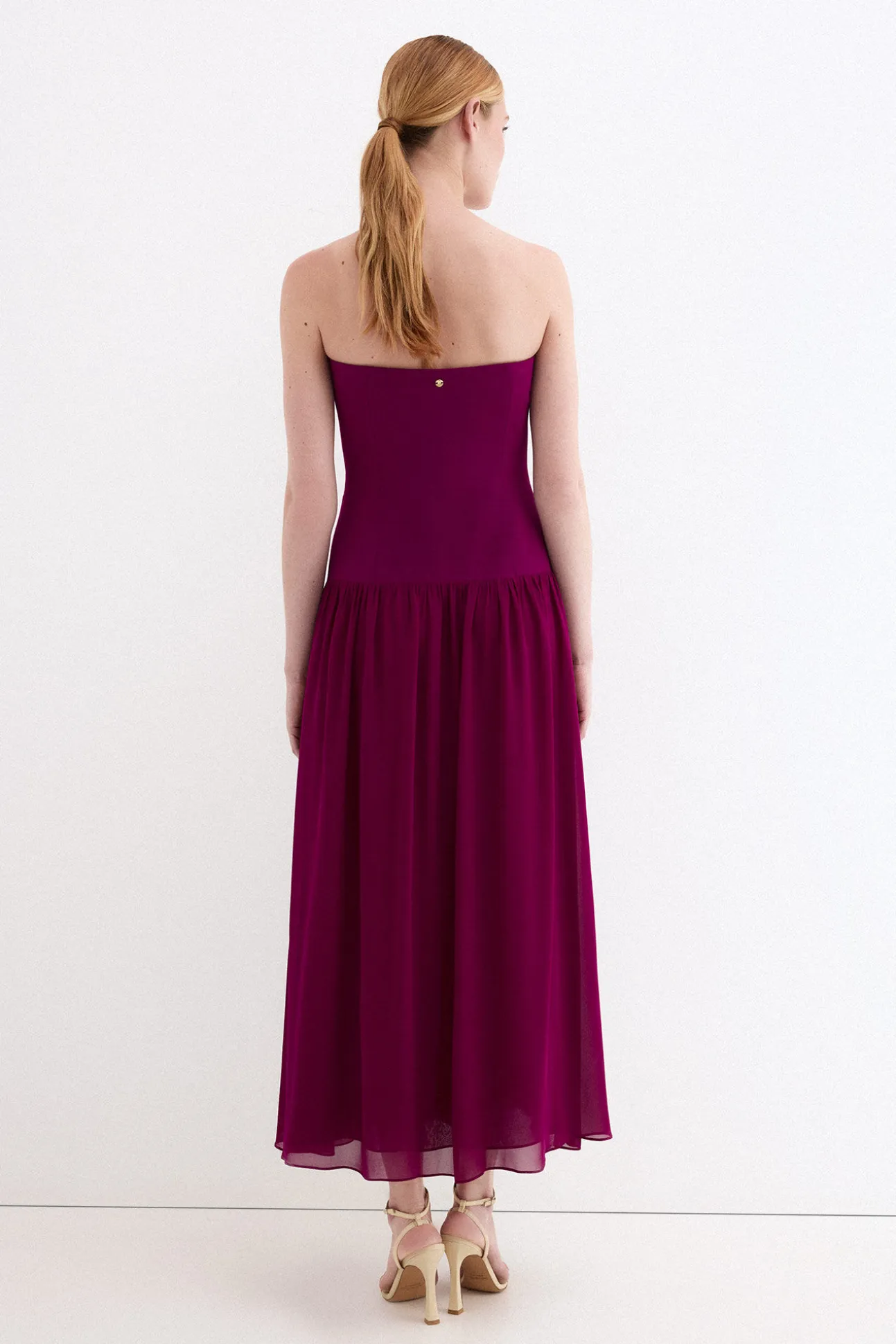 Vestido palabra de honor con detalle de capa