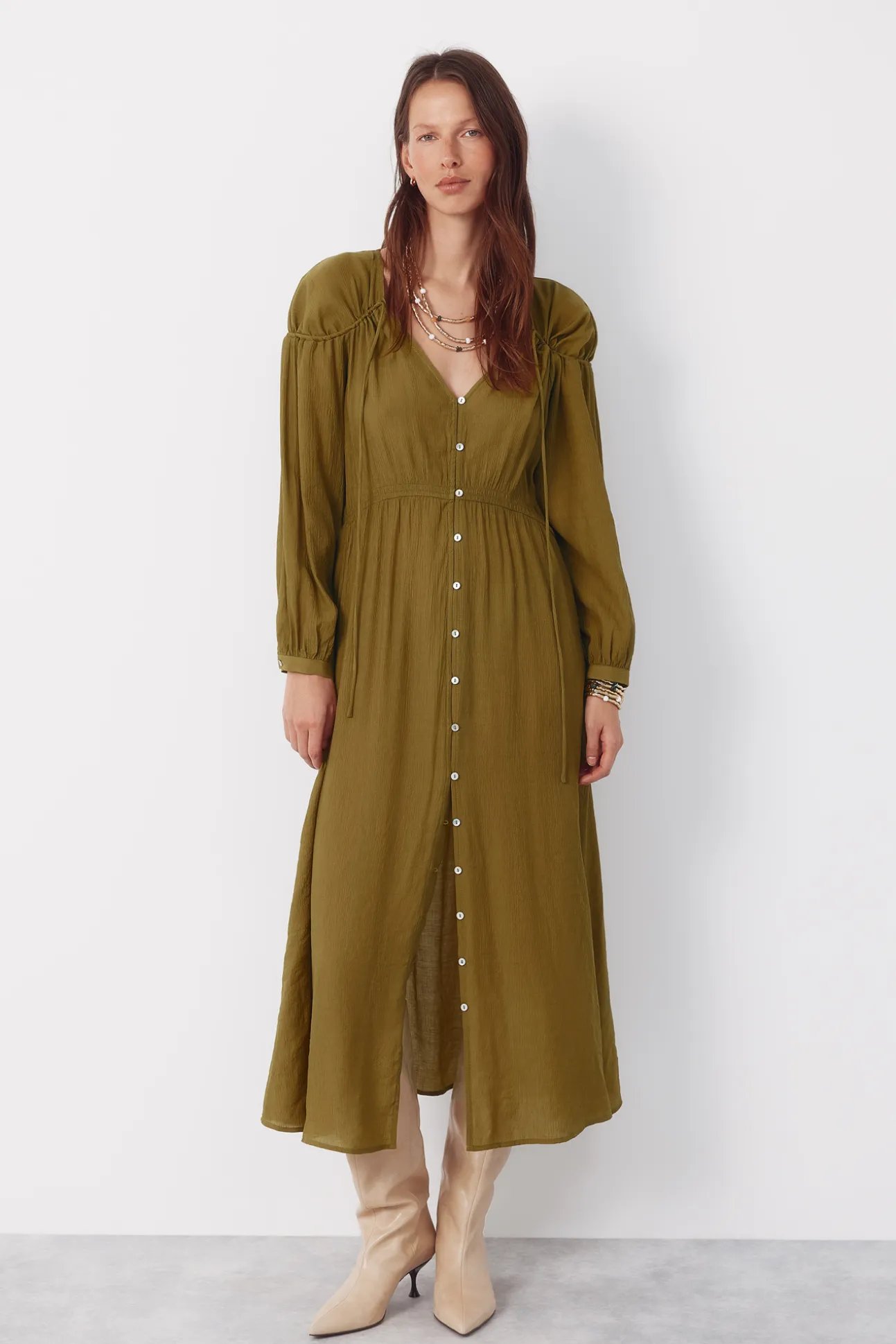 Vestido pico cordón