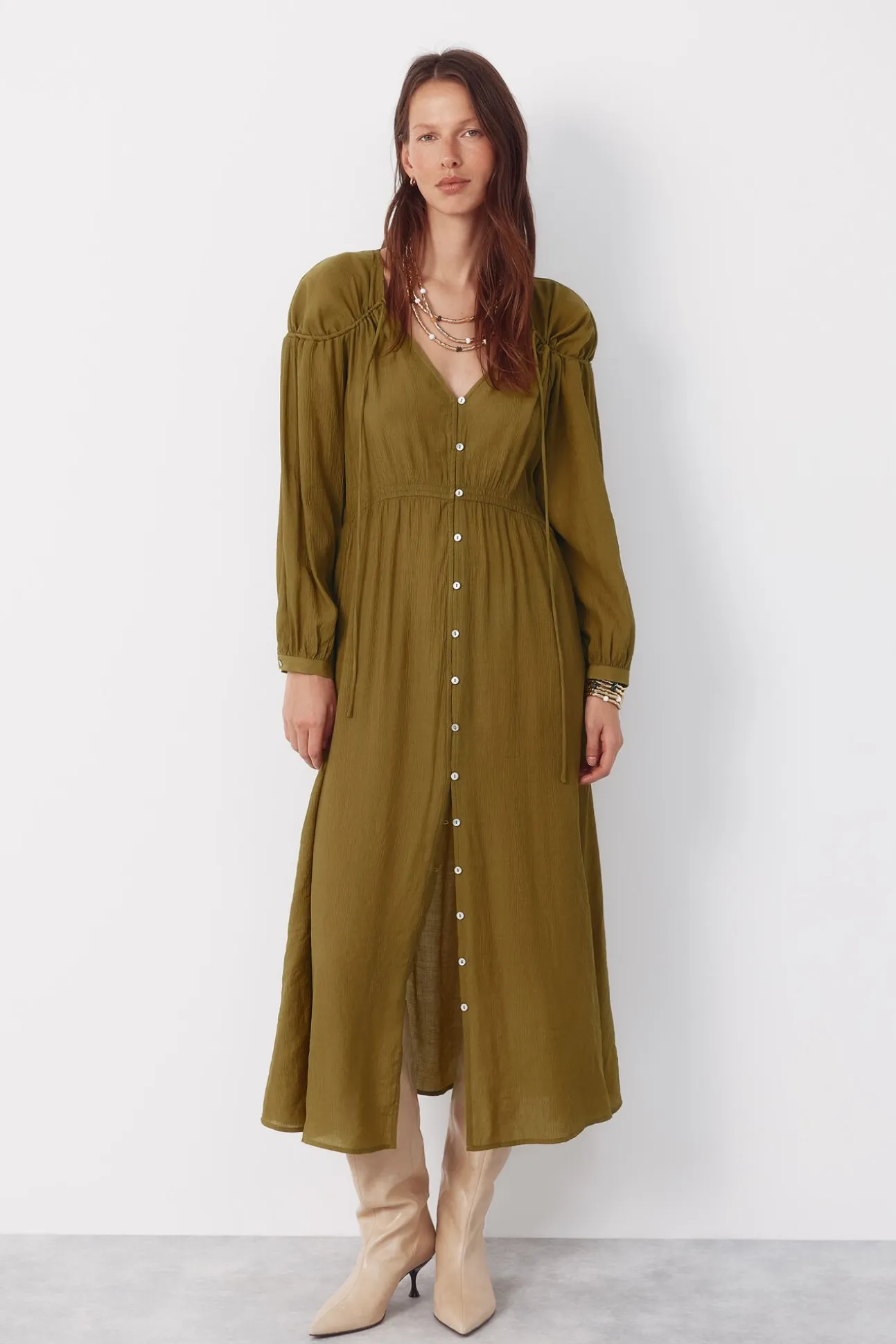 Vestido pico cordón