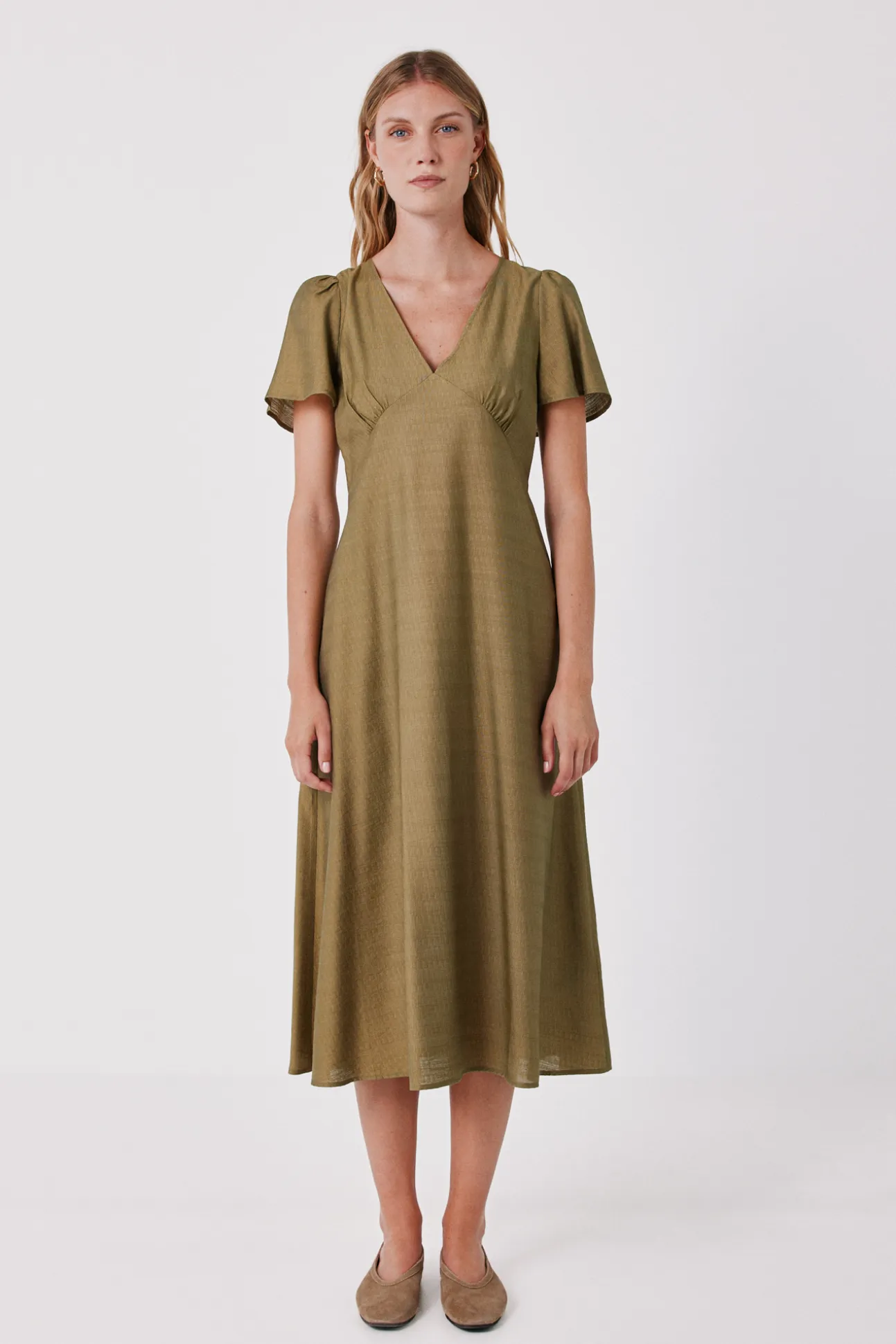 Vestido pico manga vuelo