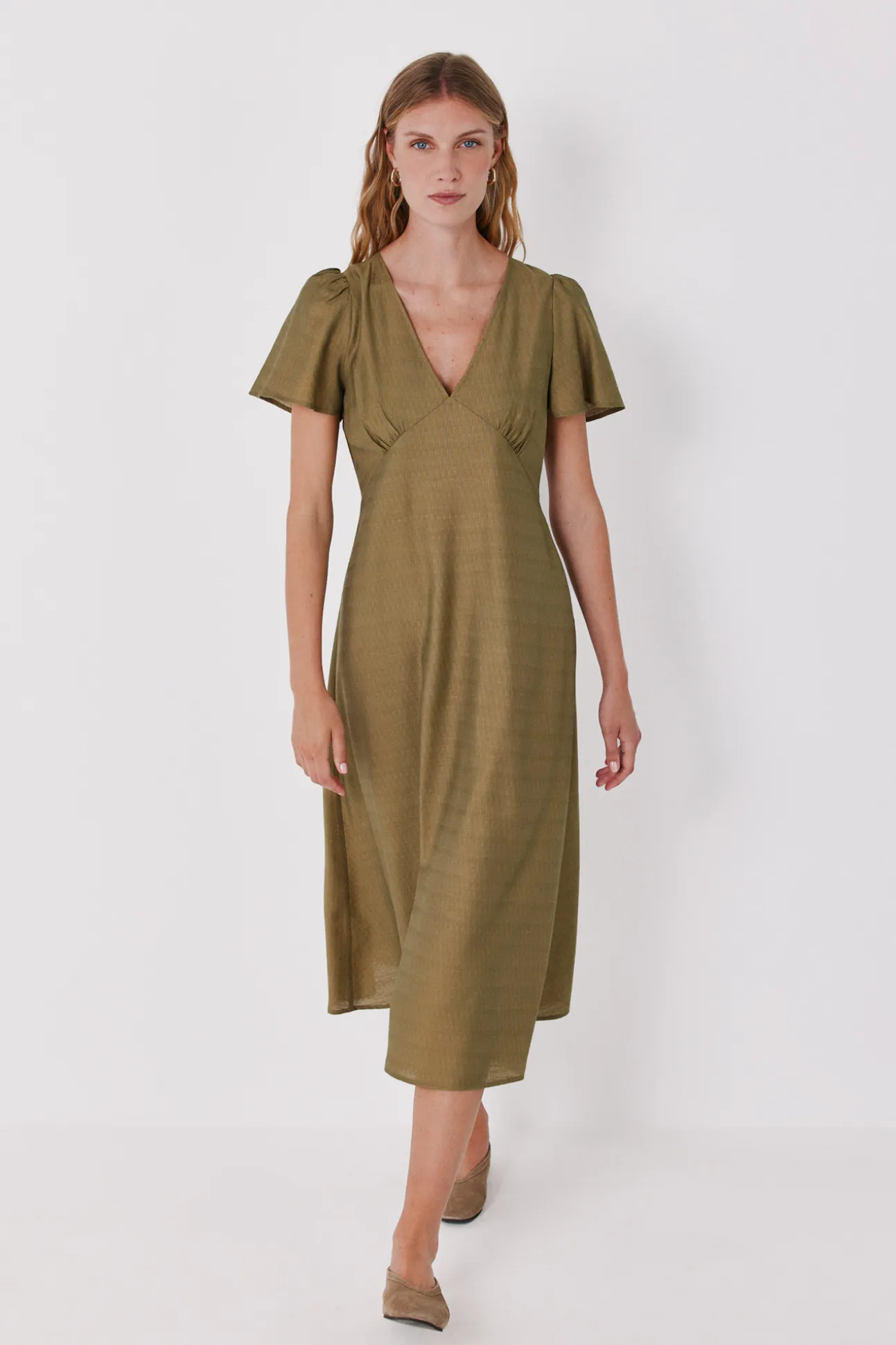 Vestido pico manga vuelo