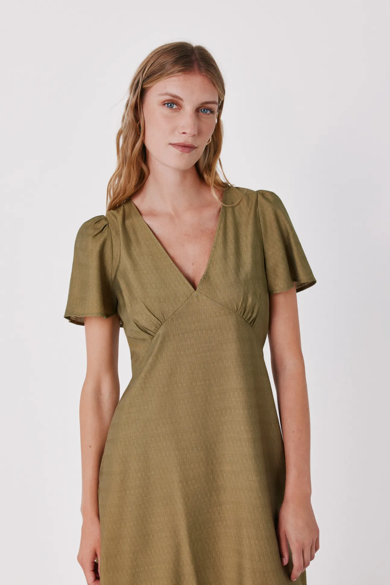 Vestido pico manga vuelo