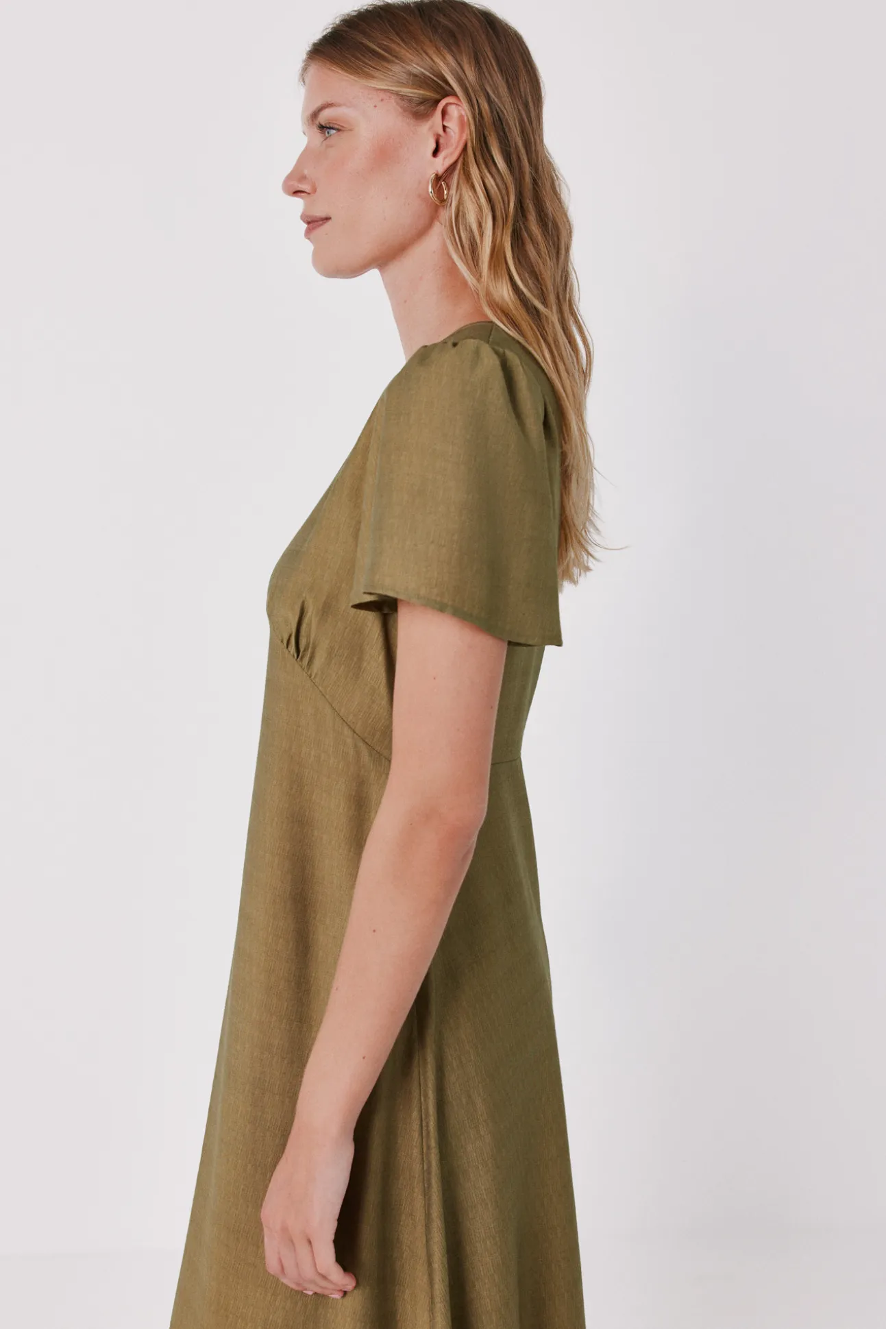 Vestido pico manga vuelo