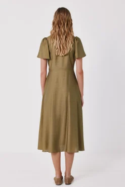 Vestido pico manga vuelo