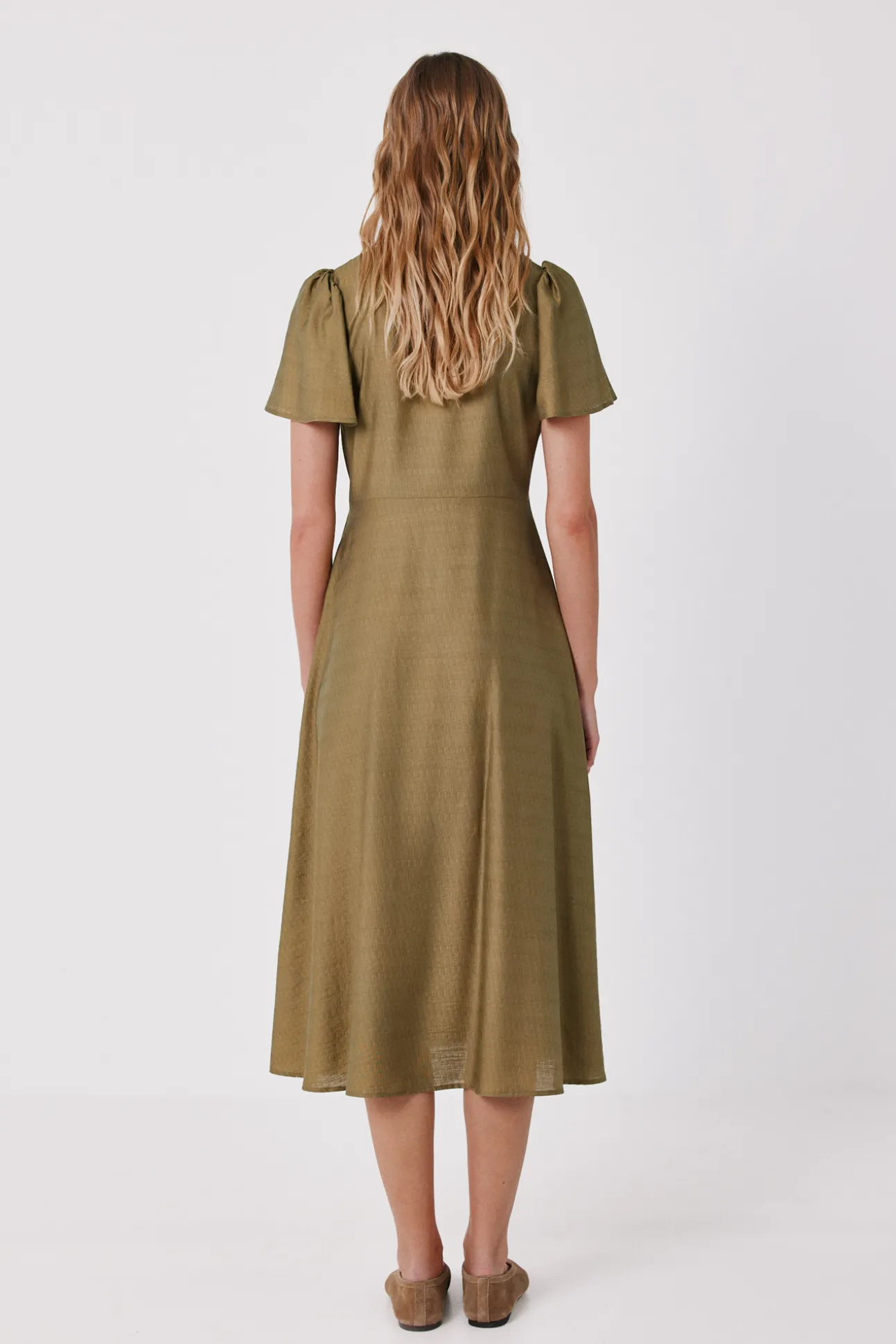 Vestido pico manga vuelo