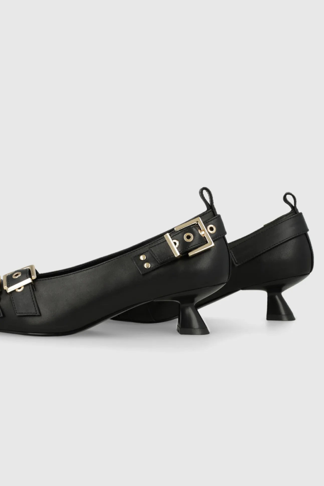 Zapatos de salón en piel con adornos